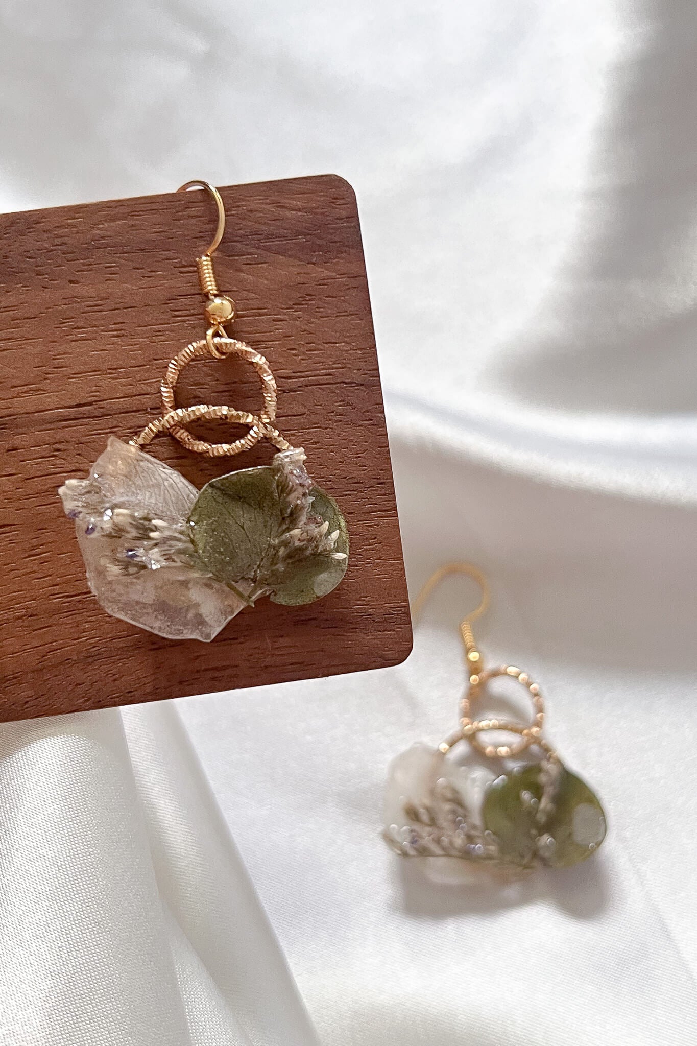 Handmade resin dangle earrings with dried preserved flowers