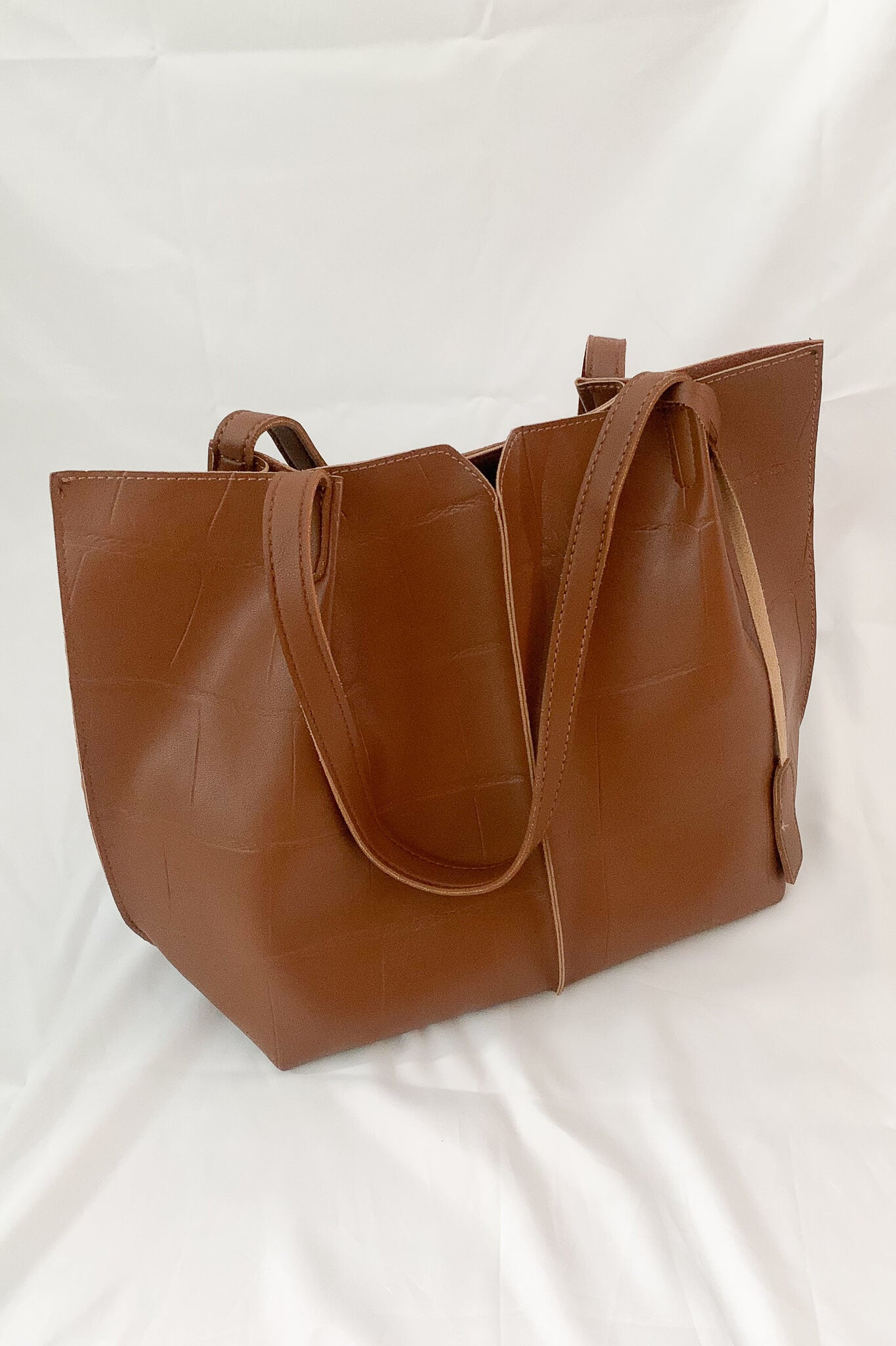 Big structured shoulder carry tote bag perfect for work carry.