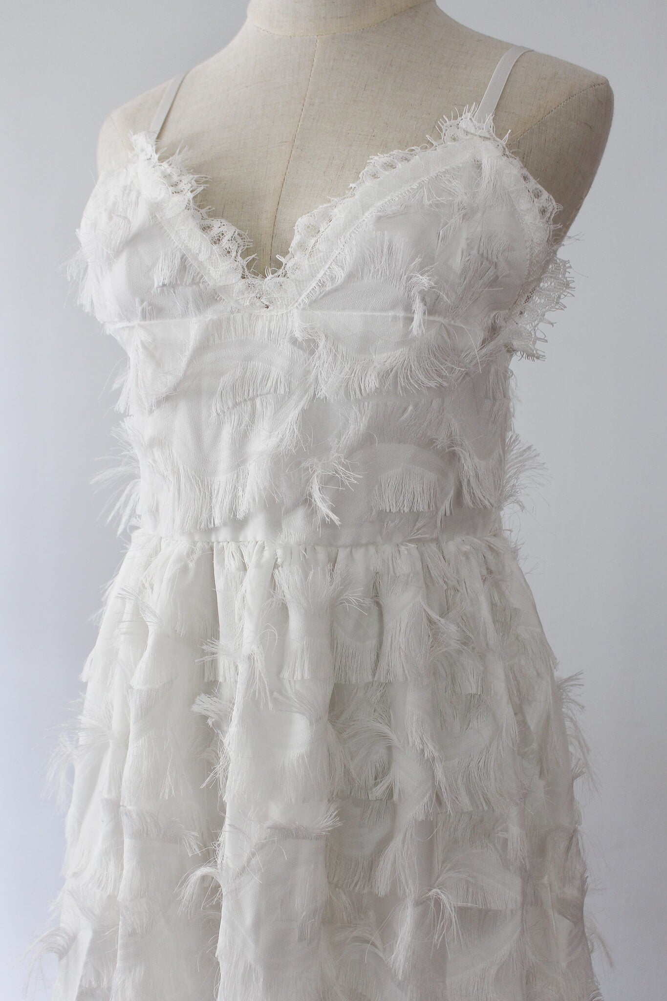 A feathery lightweight minidress with adjustable straps. Suitable for parties and date nights. 