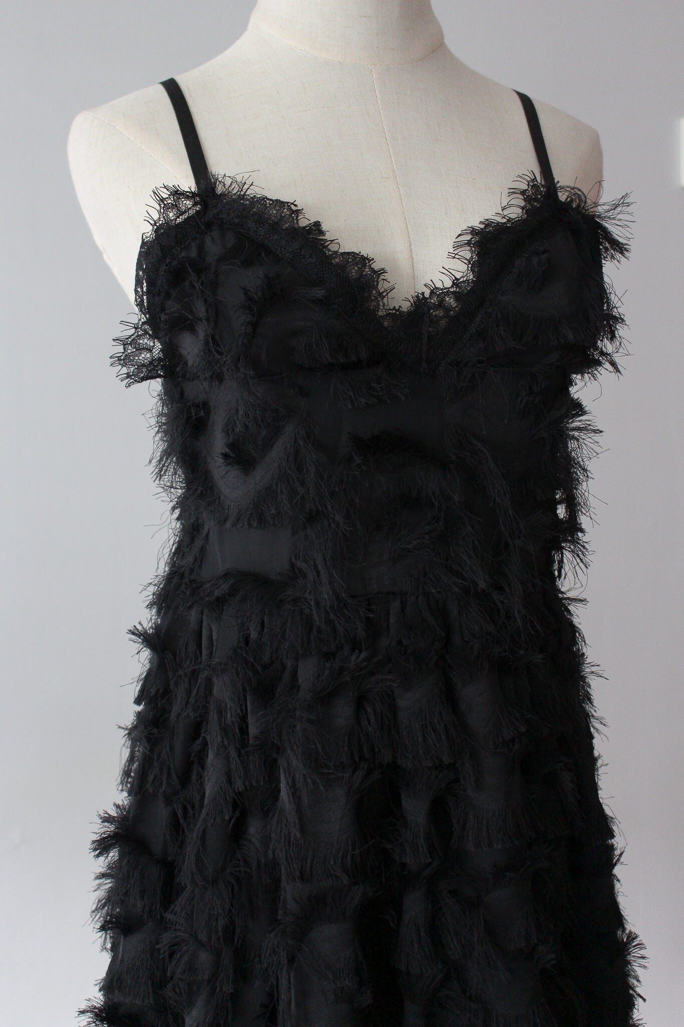 A feathery lightweight minidress with adjustable straps. Suitable for parties and date nights. 