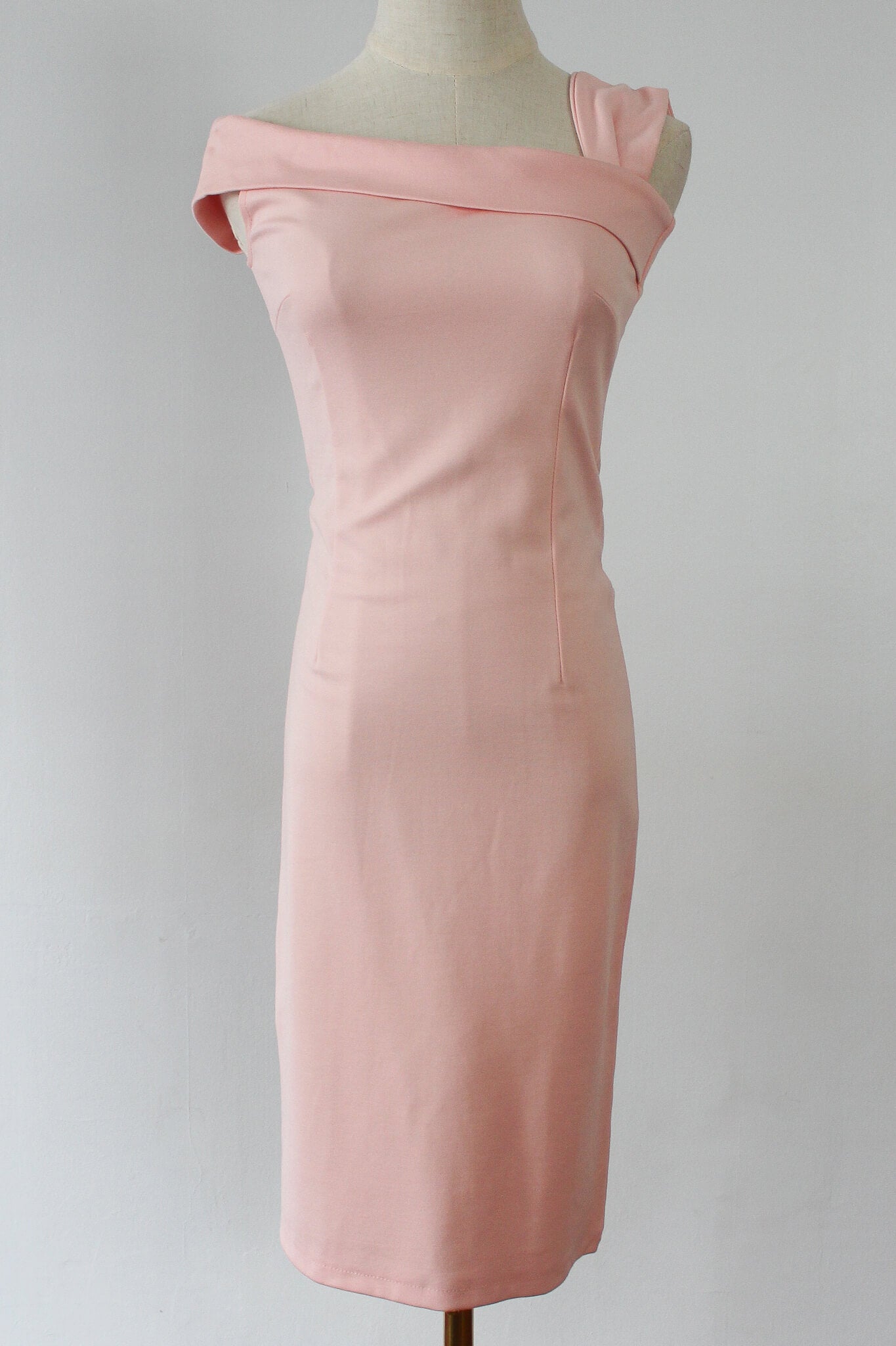 Pink Off-Shoulder figure hugging Bodycon Dress