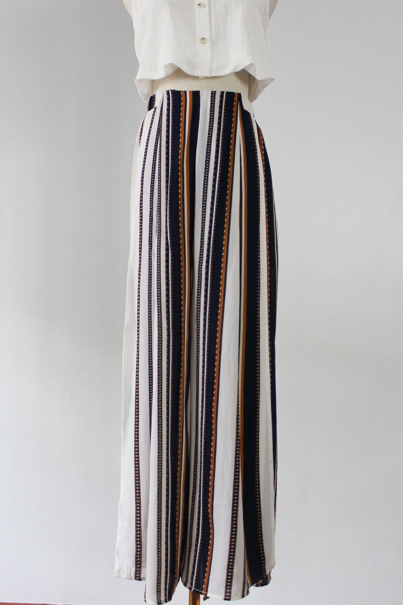 Striped high waist wide leg pants with side split, accentuates legs. Perfect for casual summer wear