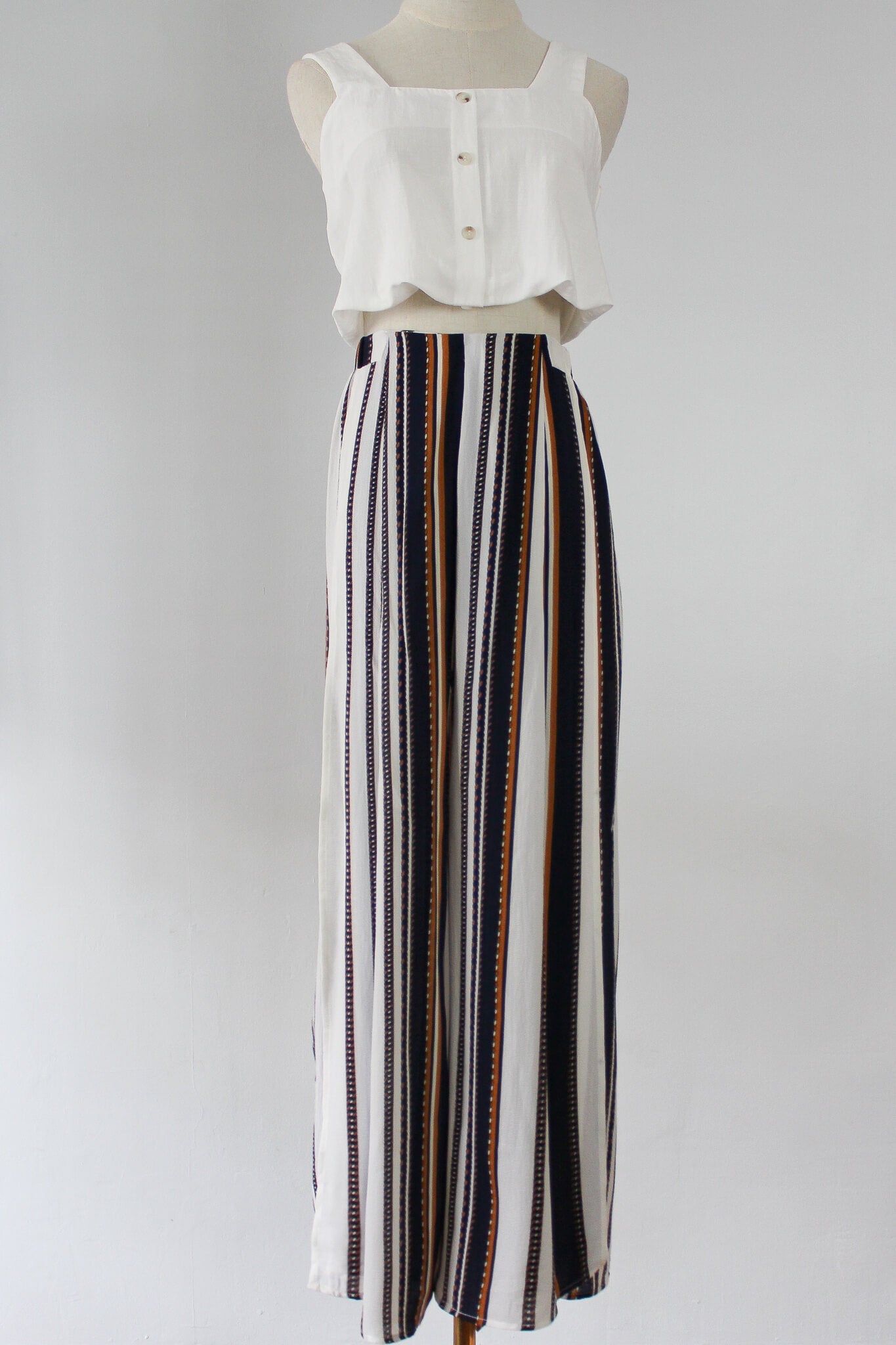 Striped high waist wide leg pants with side split, accentuates legs. Perfect for casual summer wear