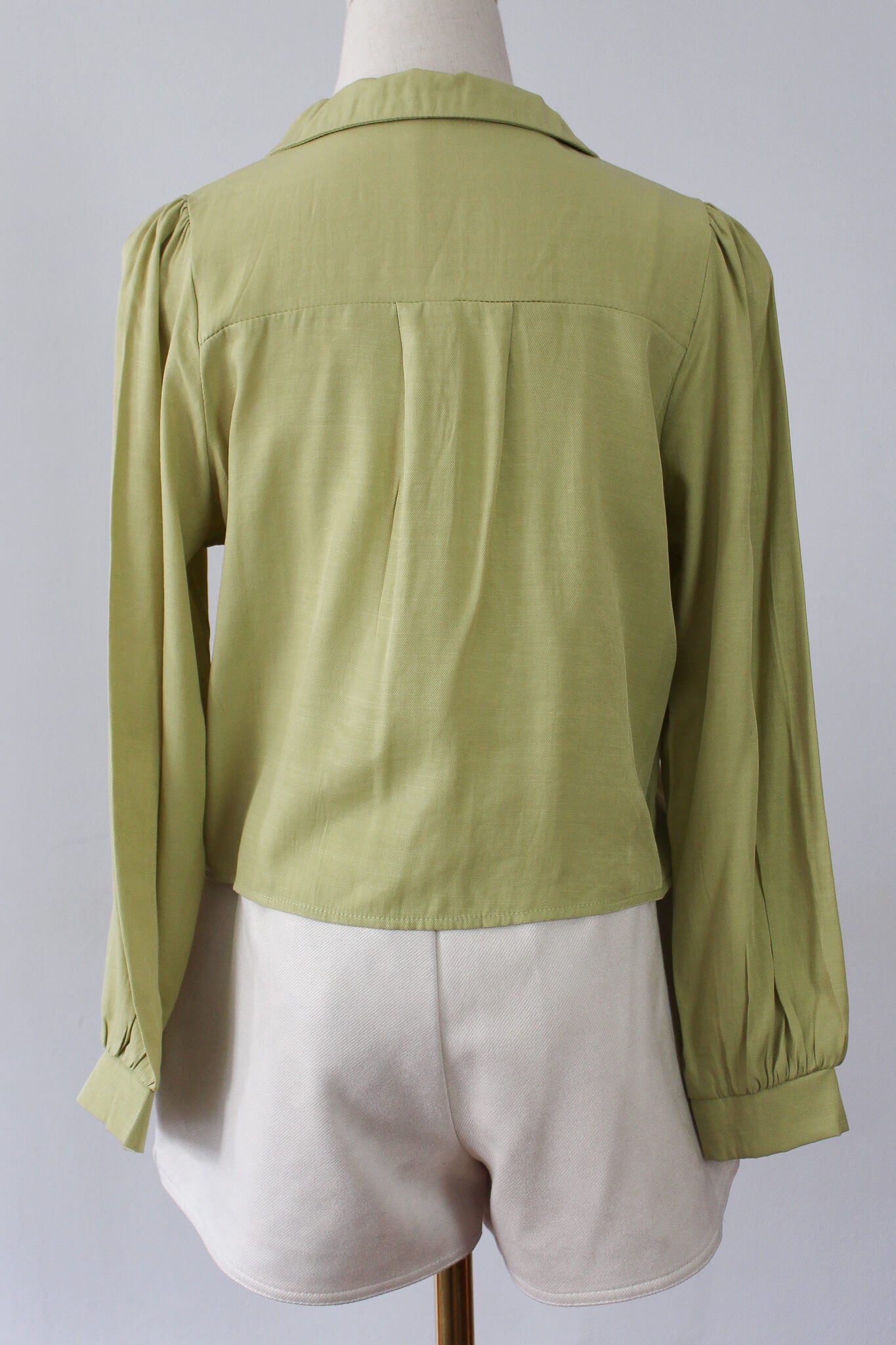 Cropped shirt that can be worn as outerwear. THin and lightweight