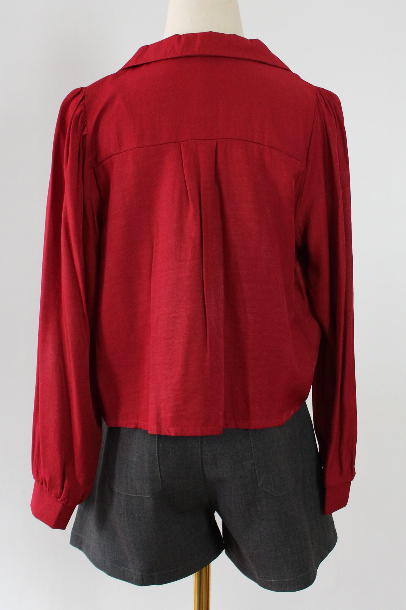 Cropped shirt that can be worn as outerwear. Thin and lightweight
