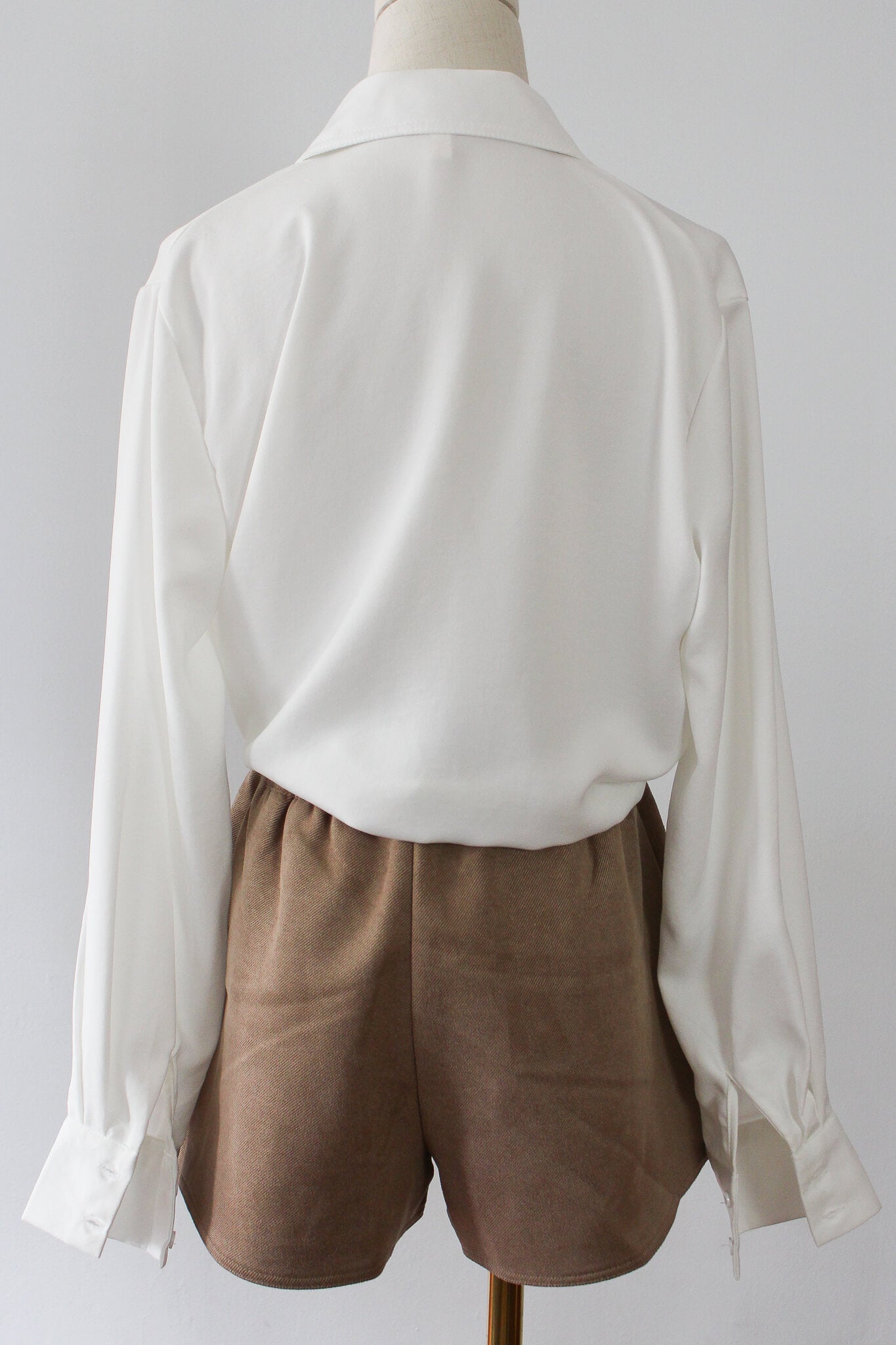 A loosely fitted long-sleeve blouse, perfect for casual wear. 
