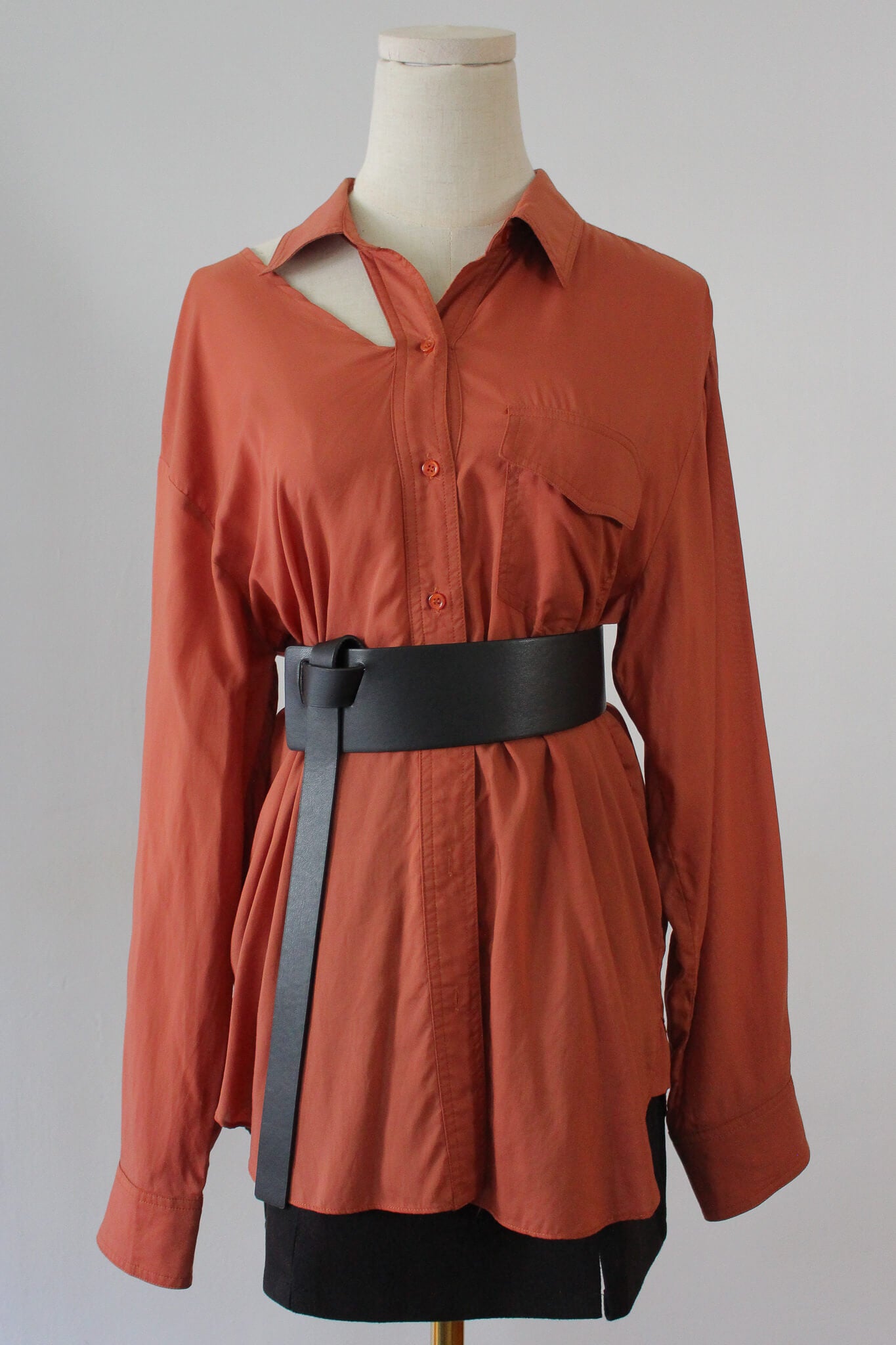 Soft, thin and silky shirt that can be worn as outerwear. Features a cut-out on collarbone area