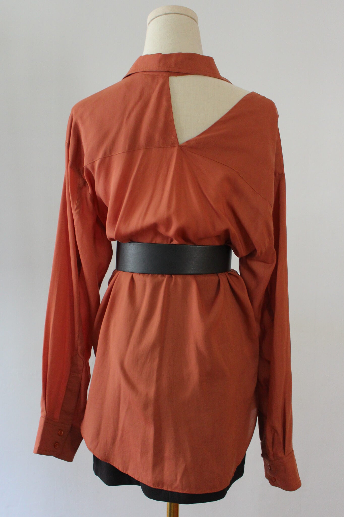 Soft, thin and silky shirt that can be worn as outerwear. Features a cut-out on collarbone area
