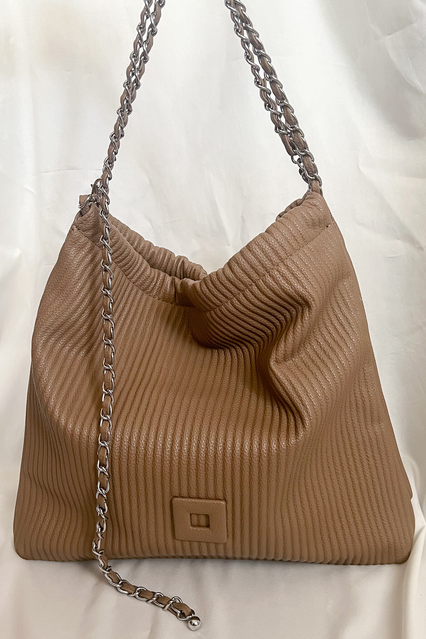 Ribbed detail tote bag with adjustable chain straps