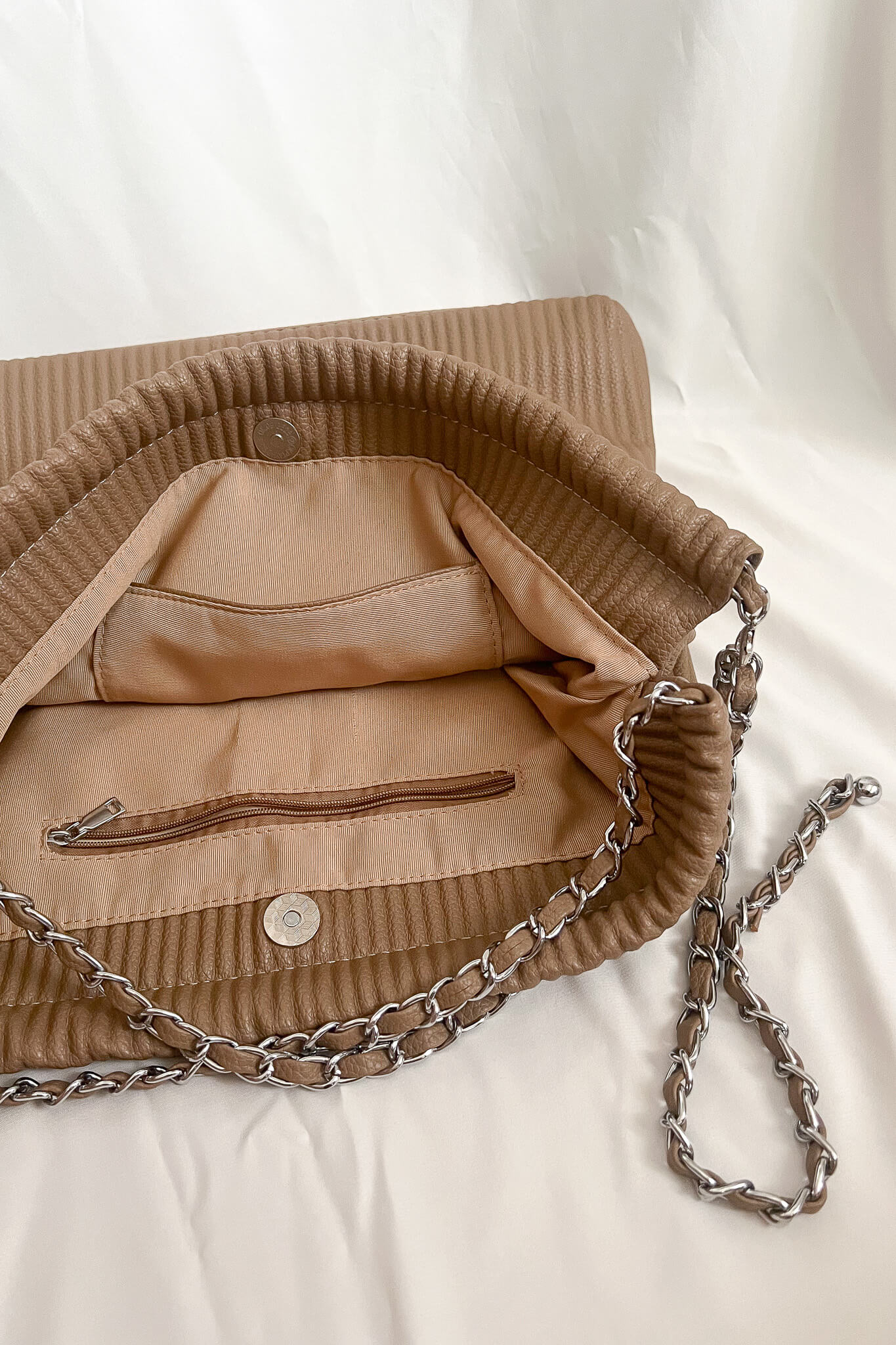 Ribbed detail tote bag with adjustable chain straps
